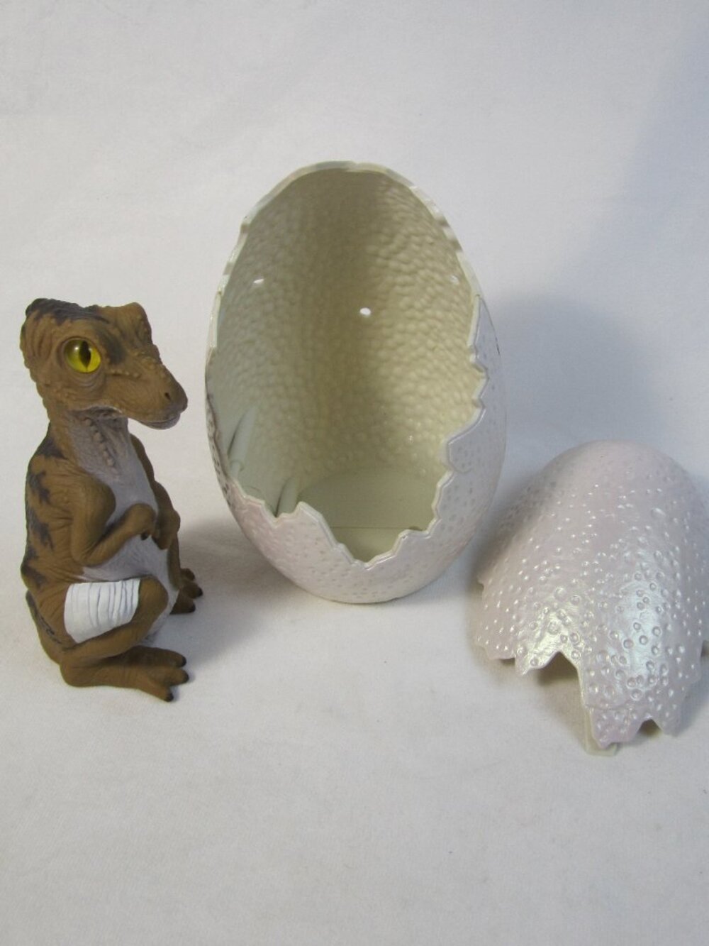 Vintage 1996 Hasbro Jurassic Park Hatchling Raptor JP.56 Dinosaur Egg